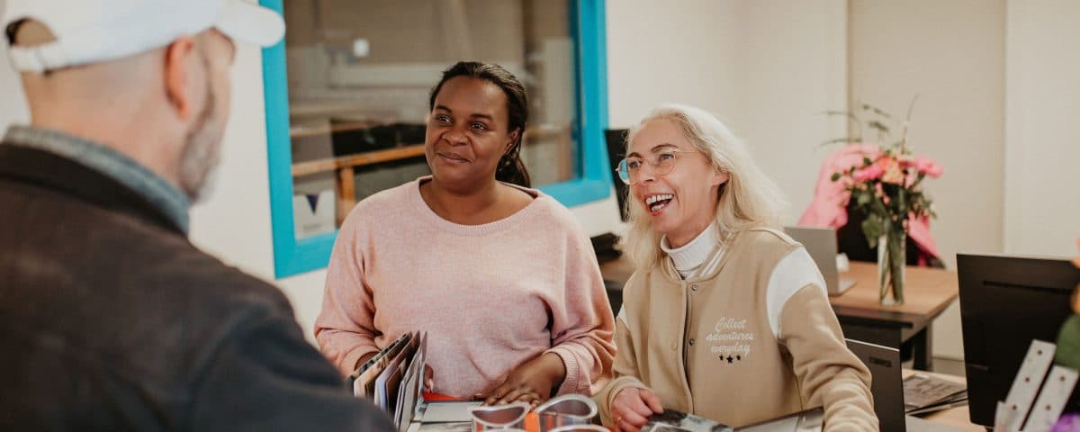 Veronique en Doortje van VEDO ZINK in gesprek met een klant