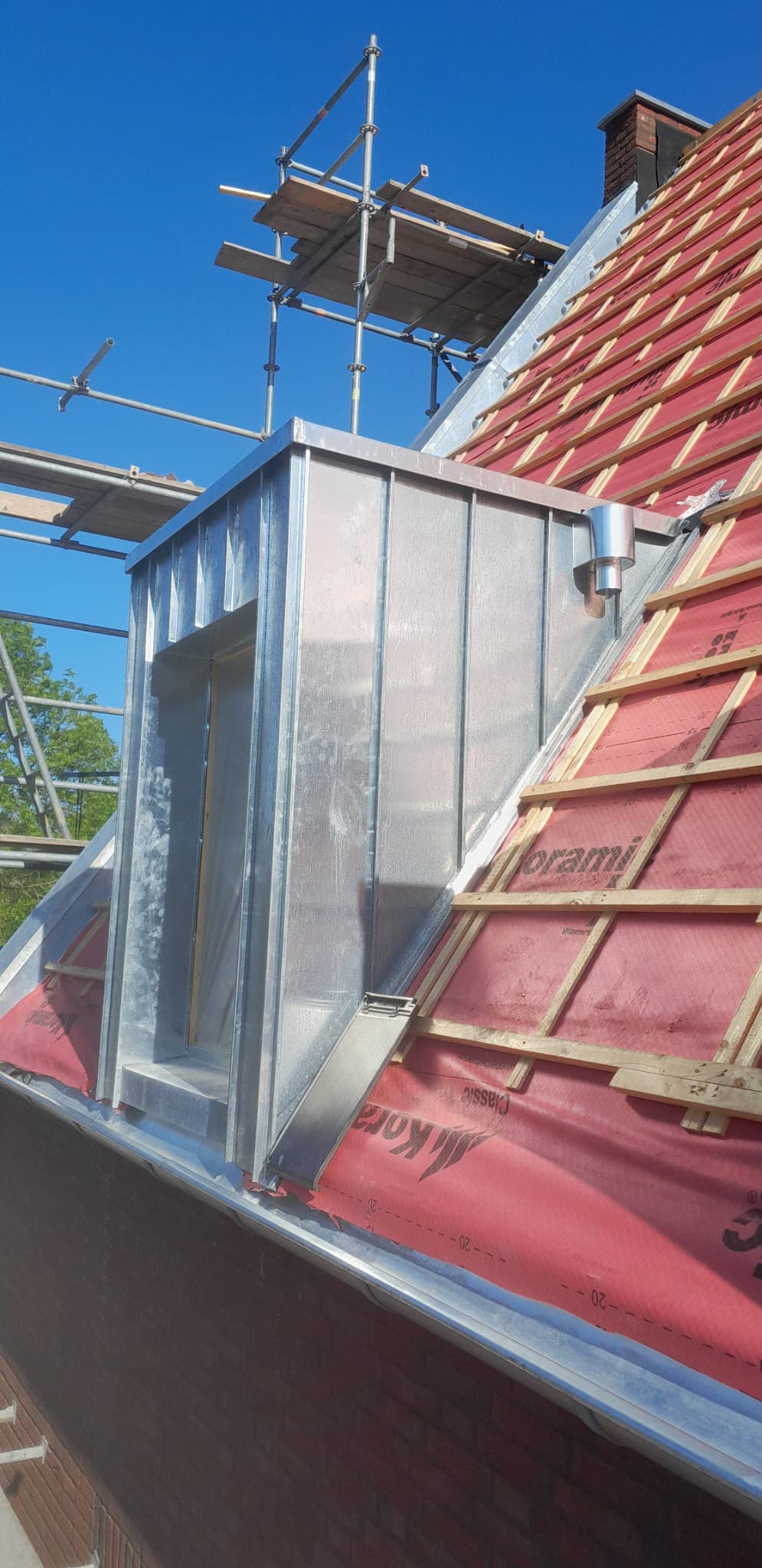 Dakkapel in aanbouw, volledig bekleed met zink