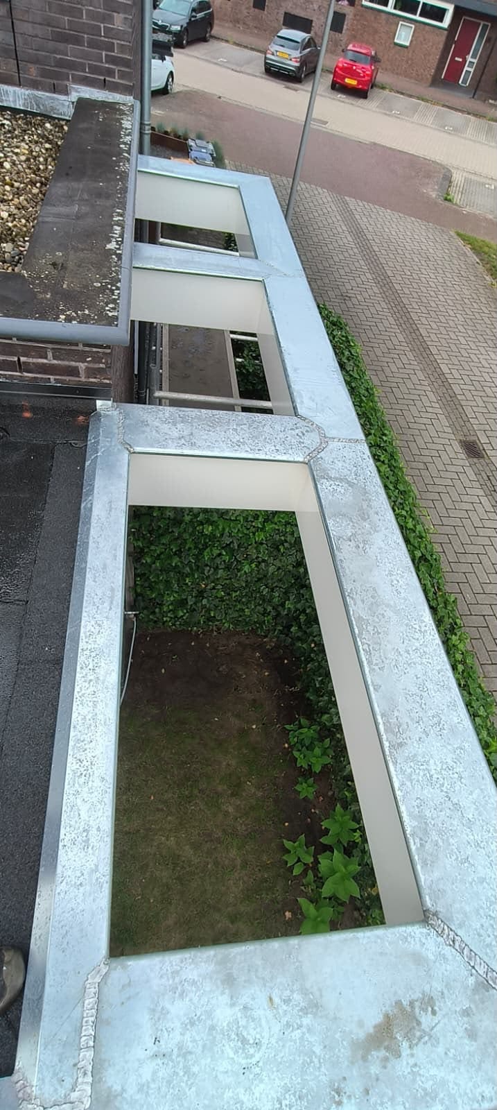 Zinken bakgoot op de rand van een plat dak, bovenaanzicht