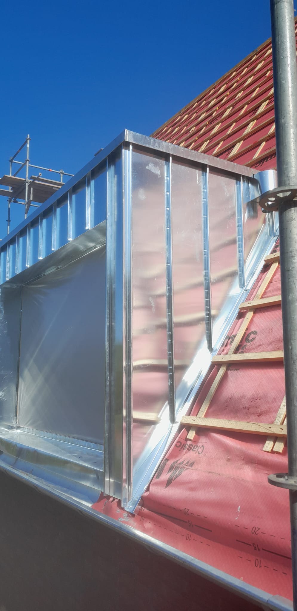 Dakkapel volledig bekleed met gefelst zink, in aanbouw met dakaansluiting